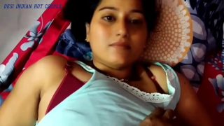 Sexy gf apni boobs chuswa rahi hai